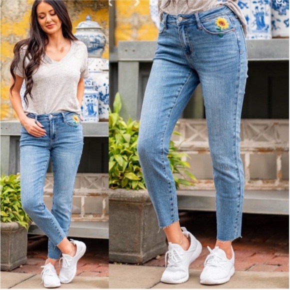 Judy Blue High Rise Relaxed Fit Sunflower Embroidered Jeans 88257 size 9/29 - Picture 1 of 6